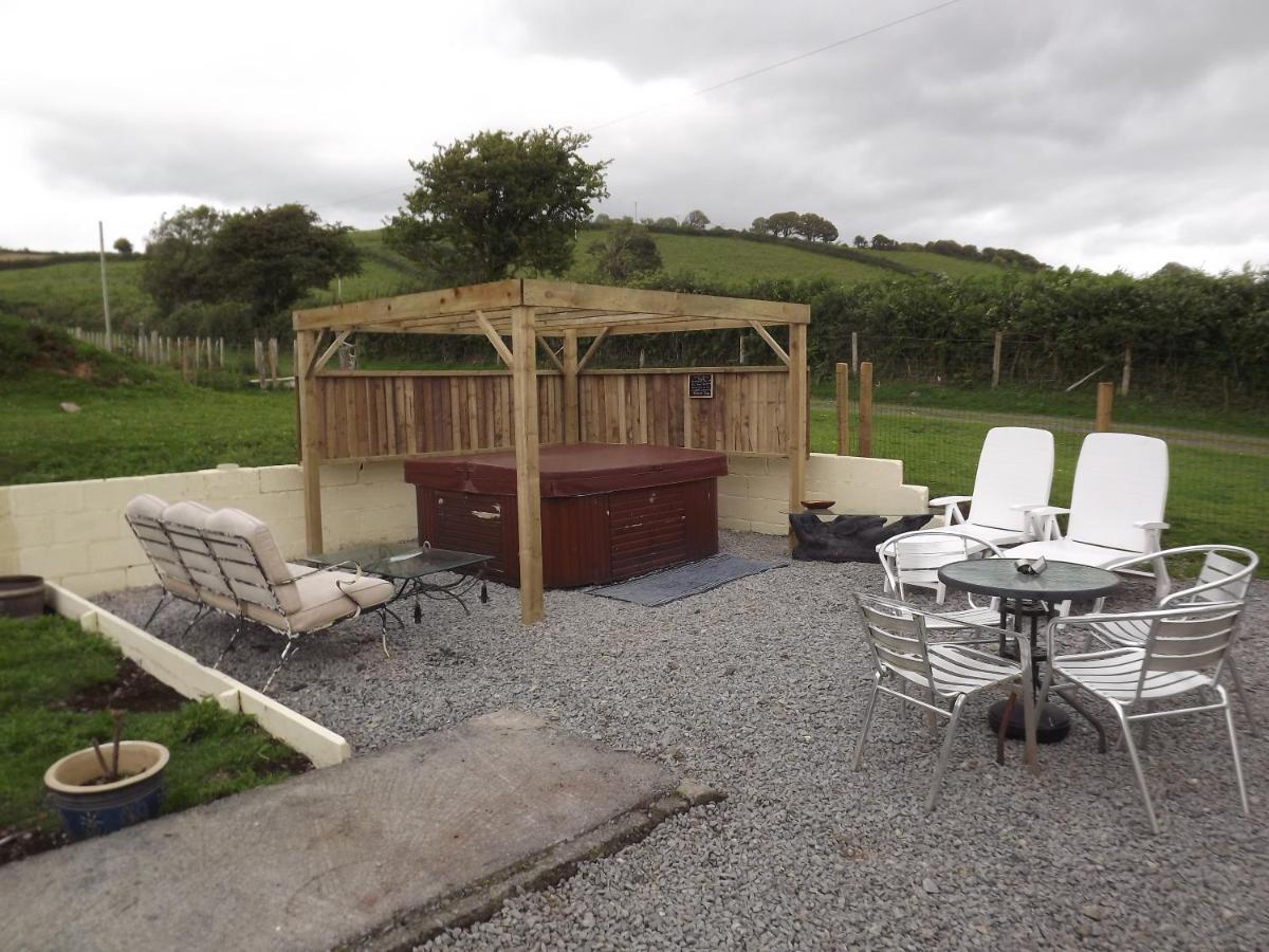 Marsh Water Ponds Fishery Villa Kidwelly Exterior photo